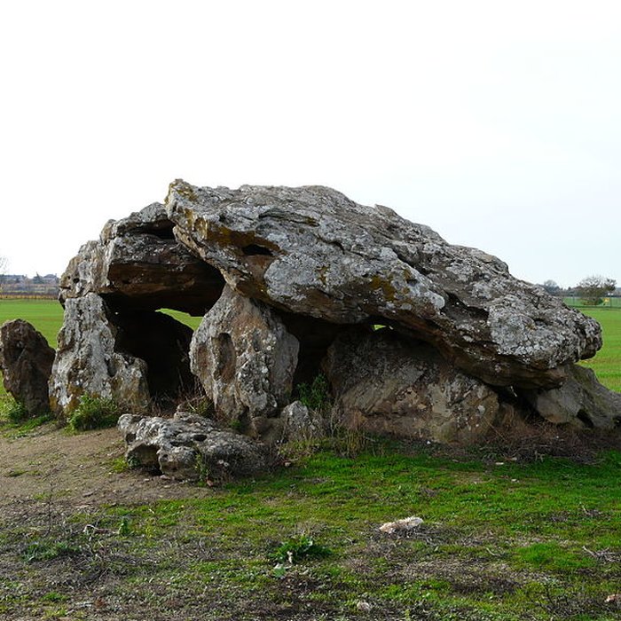 Photo de Pierre Levée de Neuville-de-Poitou