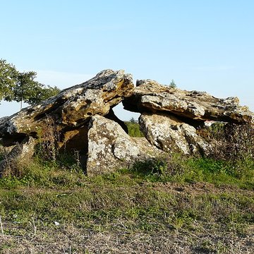 Pierre Levée de Neuville-de-Poitou