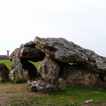 Pierre Levée de Neuville-de-Poitou
