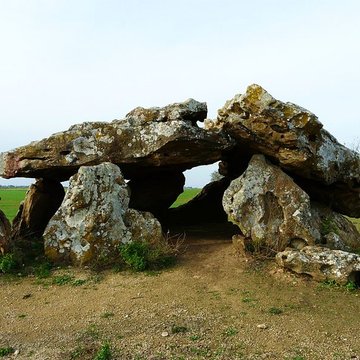 Pierre Levée de Neuville-de-Poitou