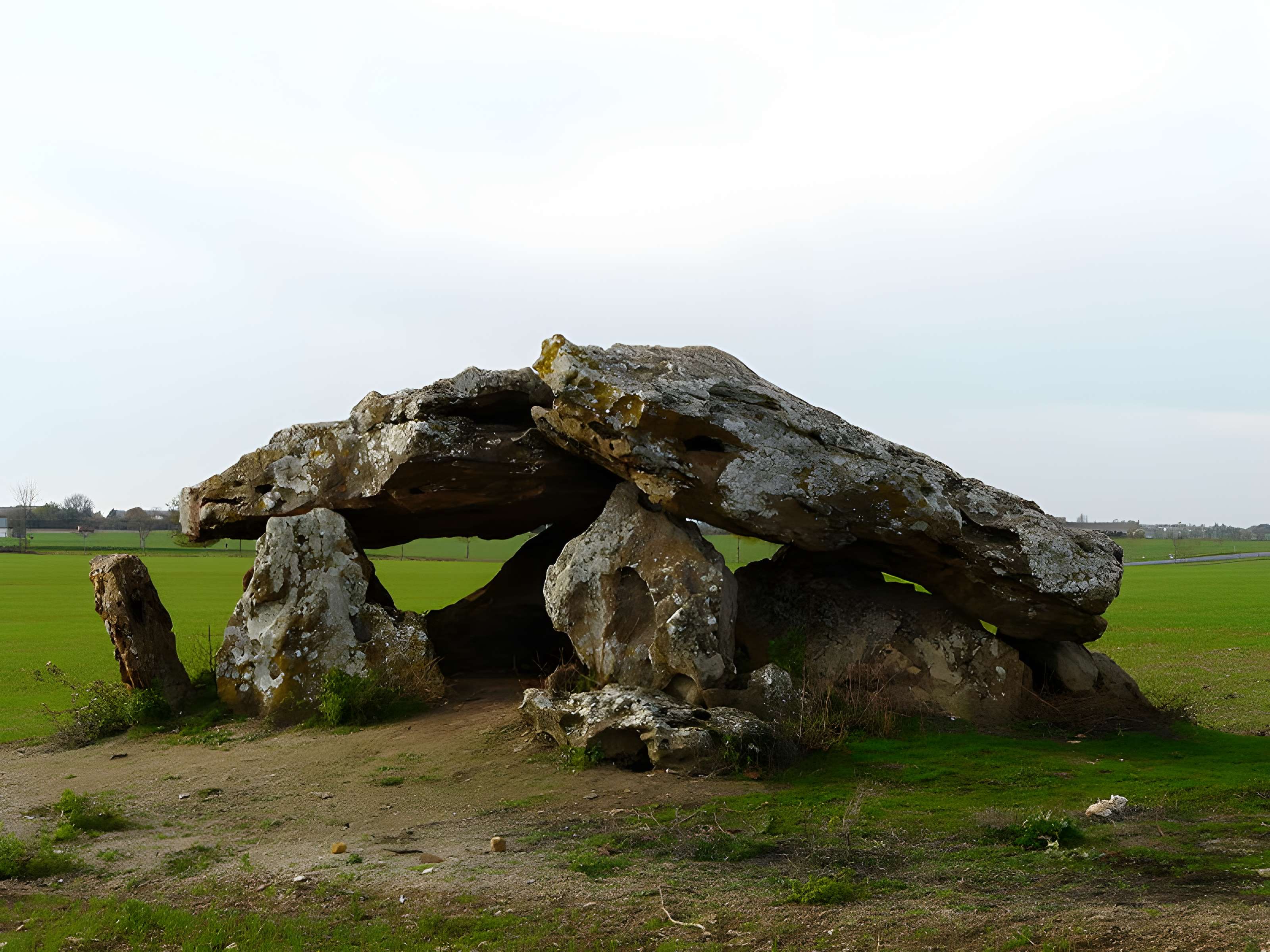 Pierre Levée de Neuville-de-Poitou
