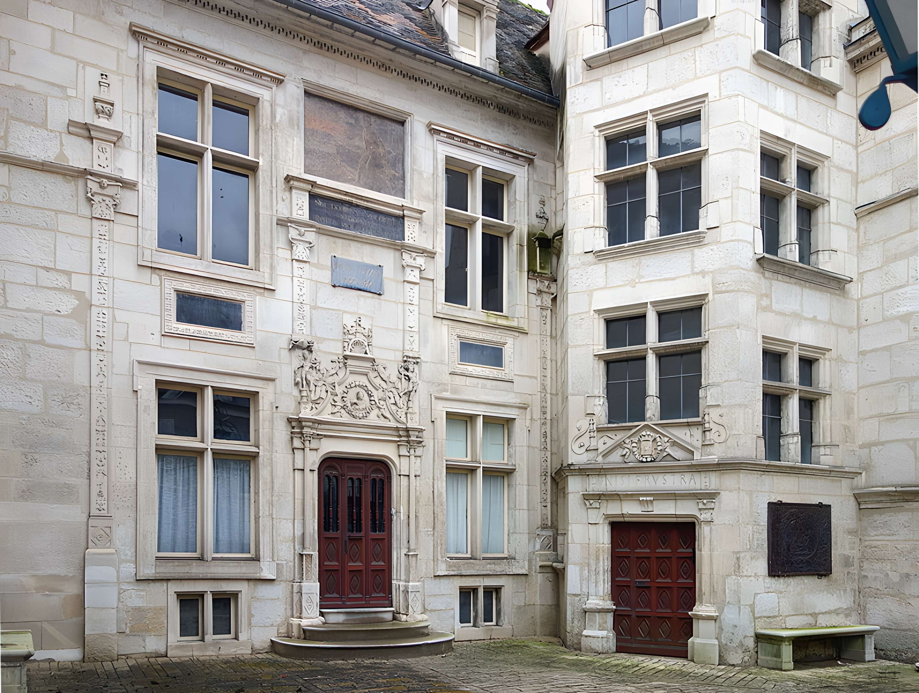 Hôtel d'Uzès à Tonnerre