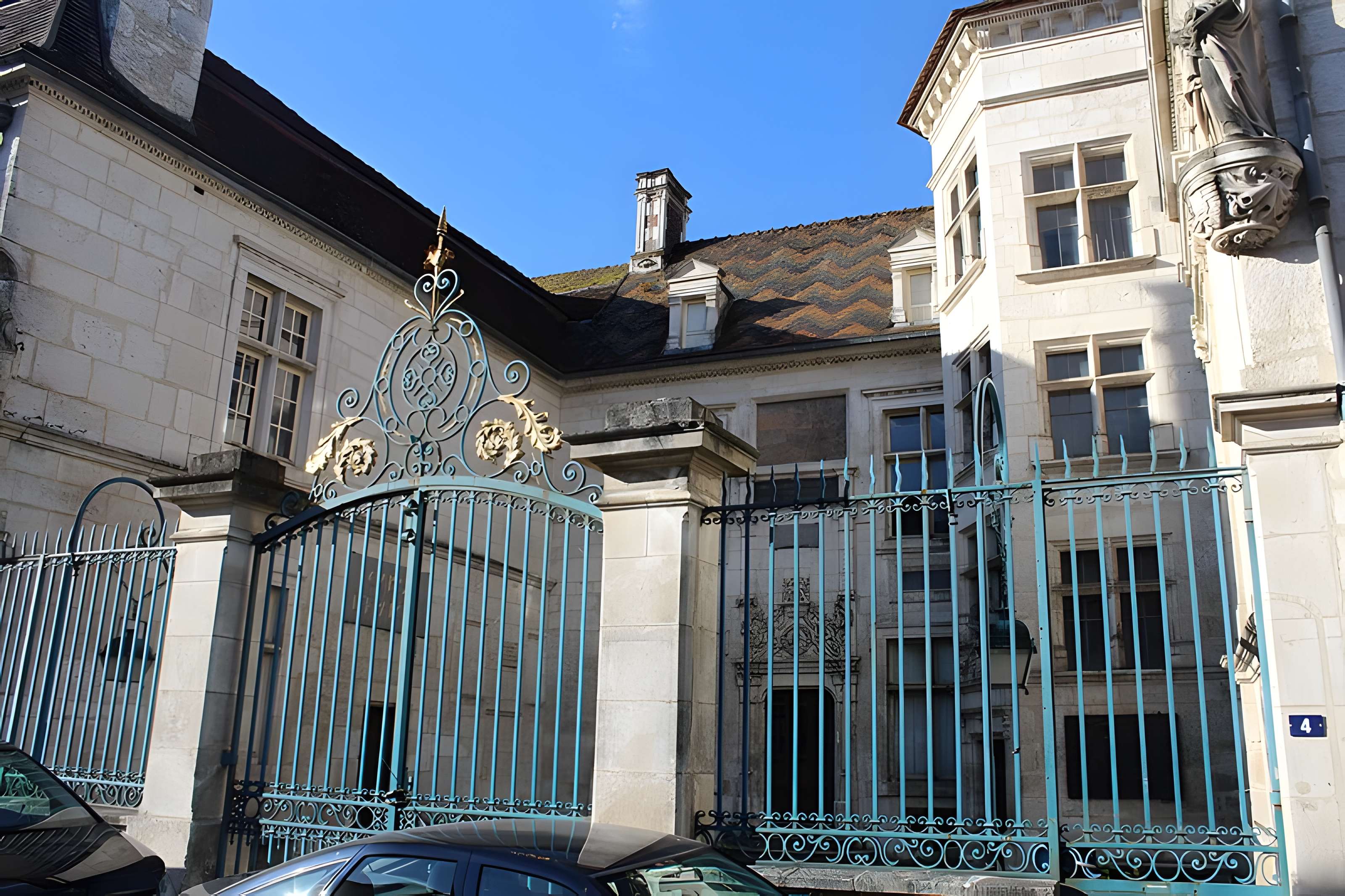 Hôtel d'Uzès à Tonnerre