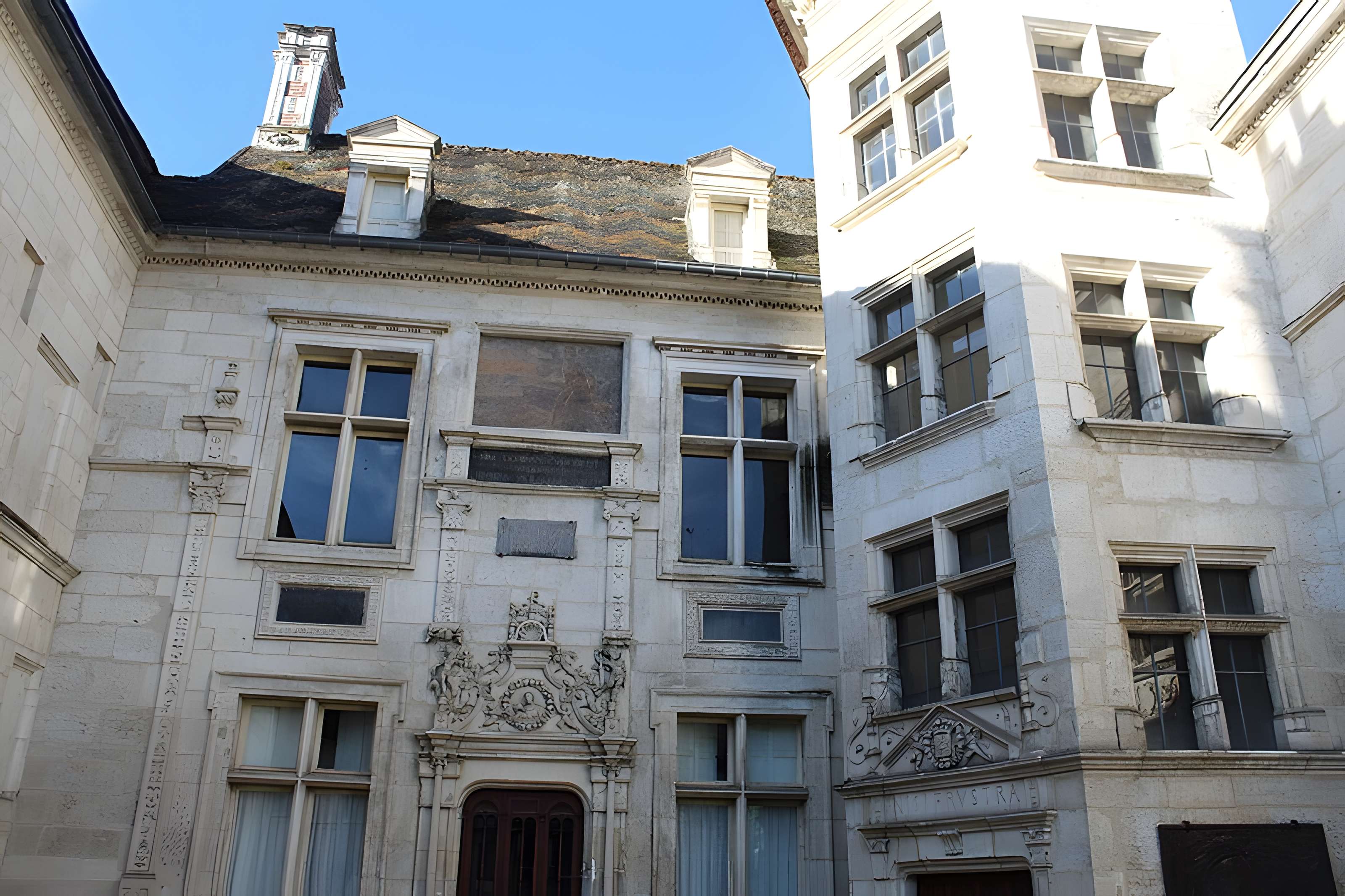 Hôtel d'Uzès à Tonnerre