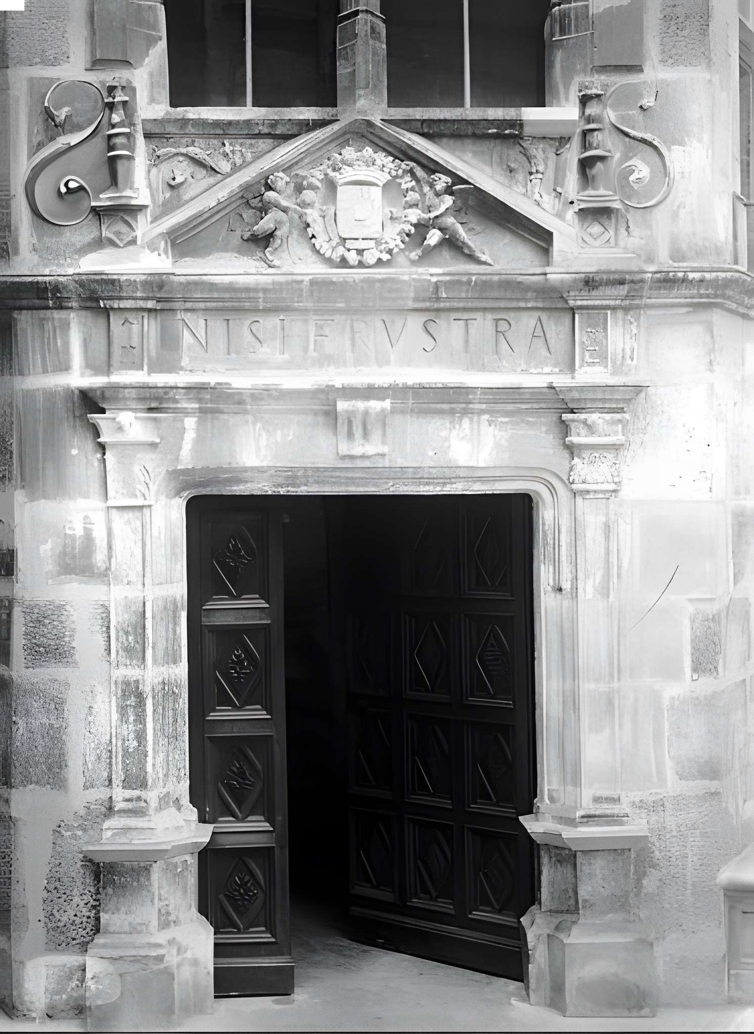 Hôtel d'Uzès à Tonnerre