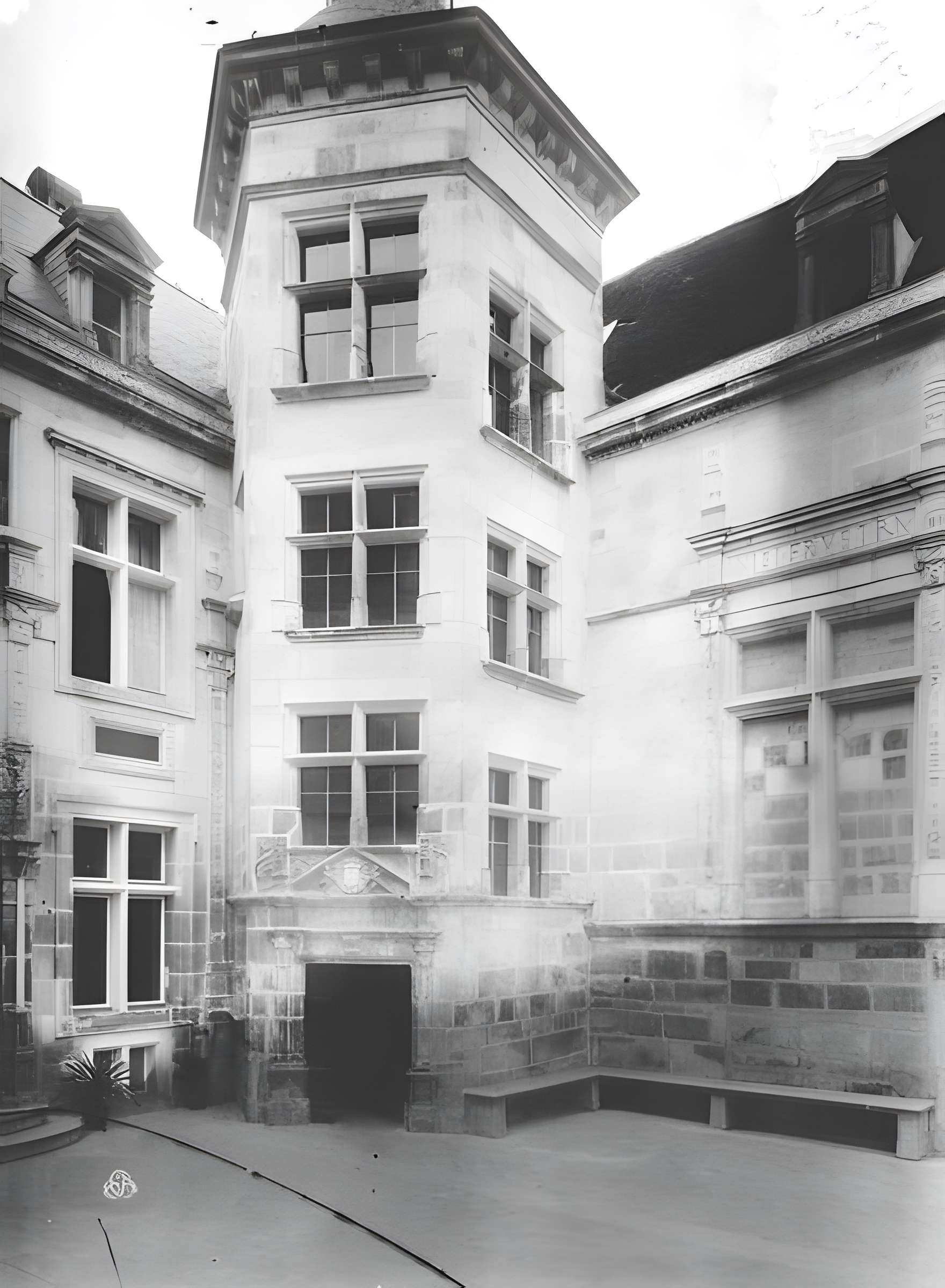 Hôtel d'Uzès à Tonnerre