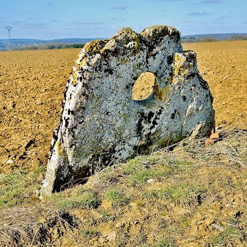 Pierre percée de Traves