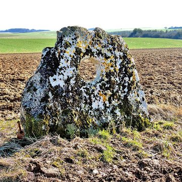 Pierre percée de Traves