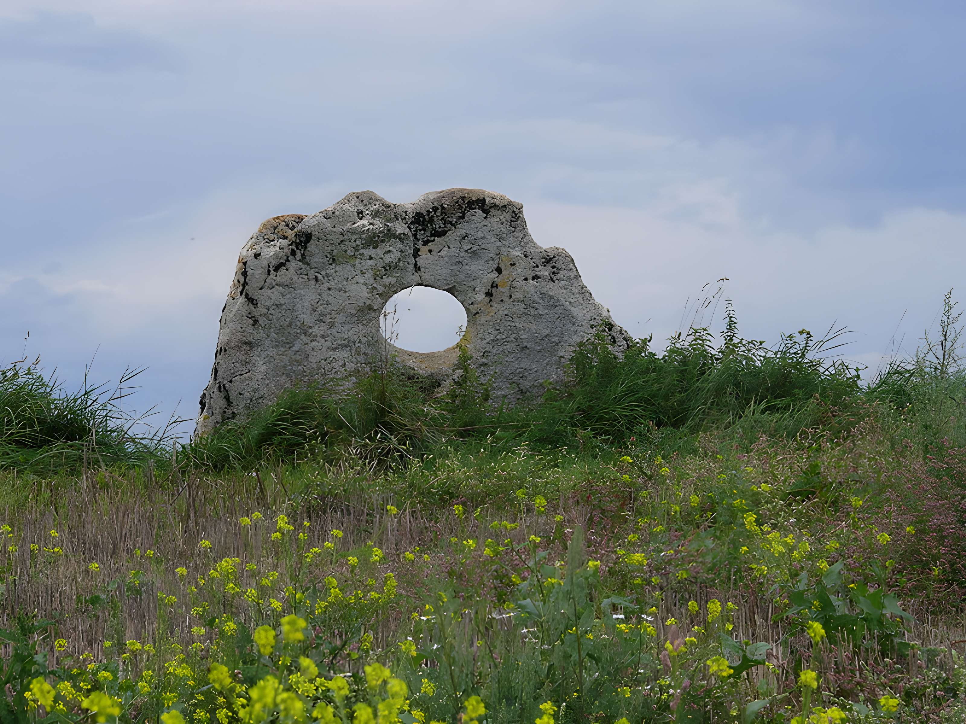 Pierre percée de Traves