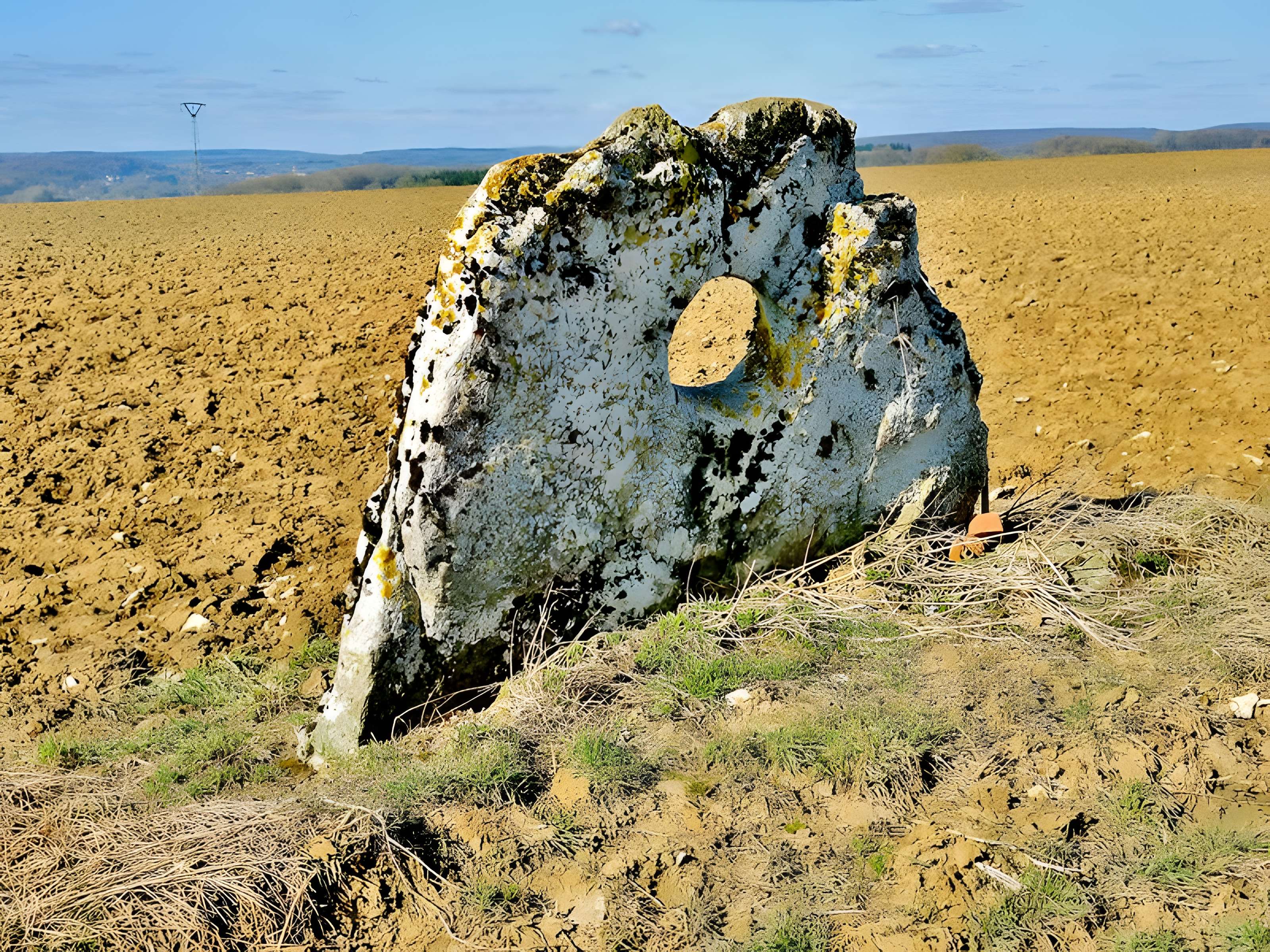 Pierre percée de Traves
