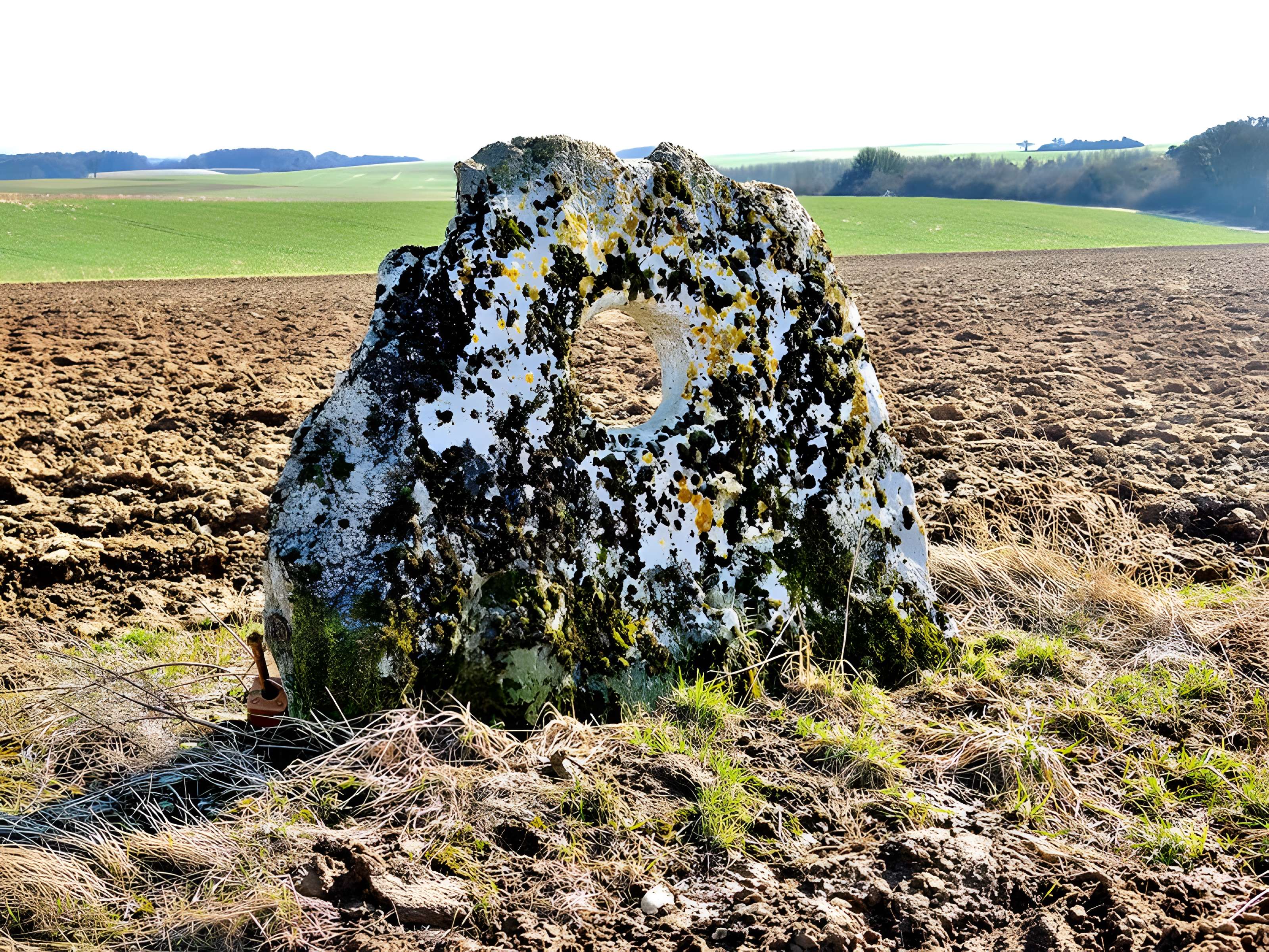 Pierre percée de Traves