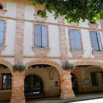 Place des Arcades à Réalville