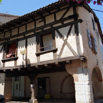 Place des Arcades à Réalville