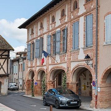 Place des Arcades à Réalville