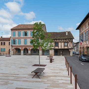 Place des Arcades à Réalville