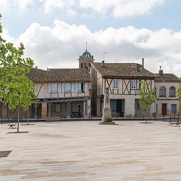 Place des Arcades à Réalville