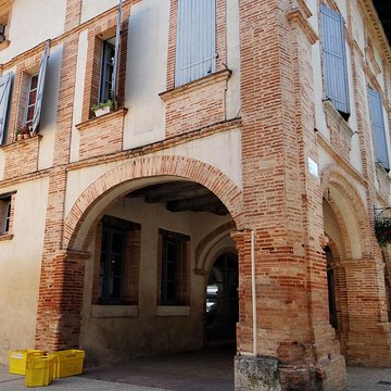 Place des Arcades à Réalville