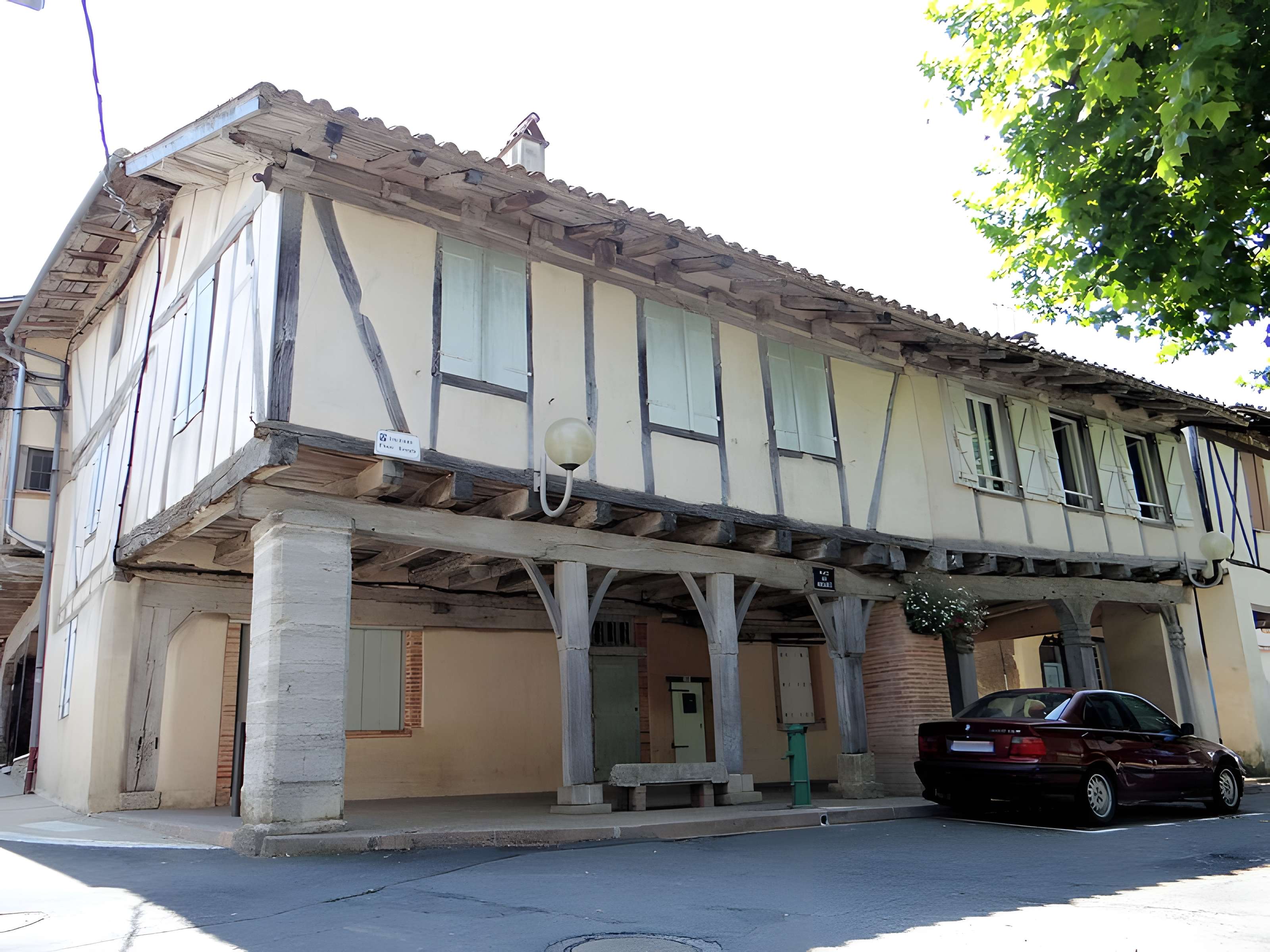 Place des Arcades à Réalville 