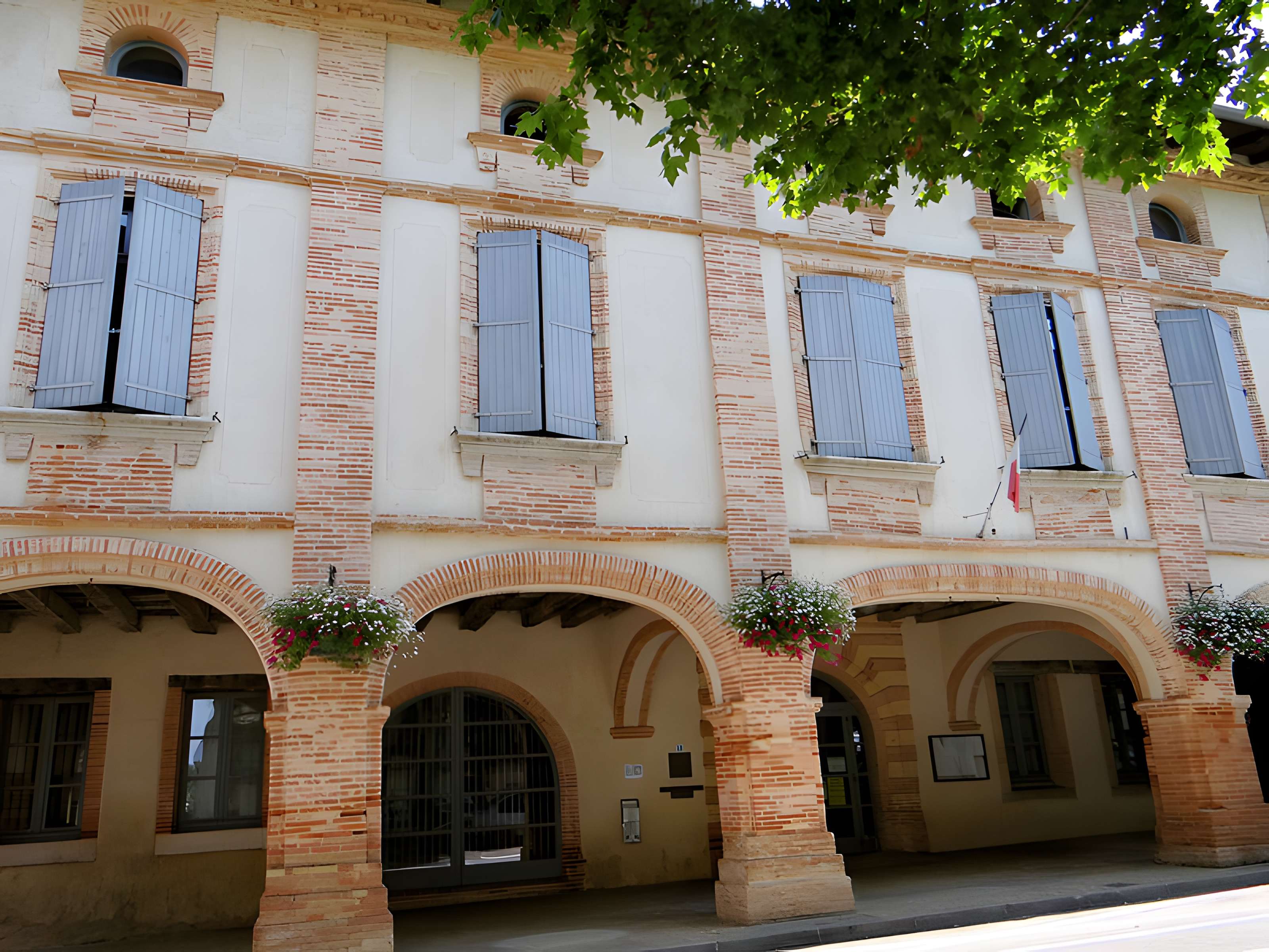 Place des Arcades à Réalville