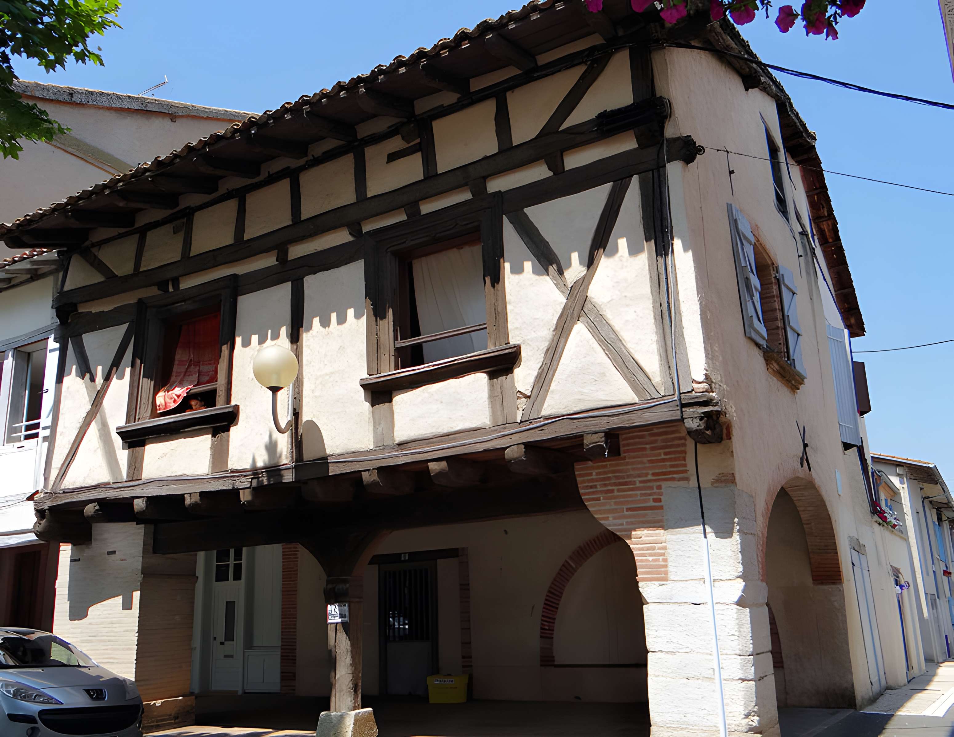 Place des Arcades à Réalville
