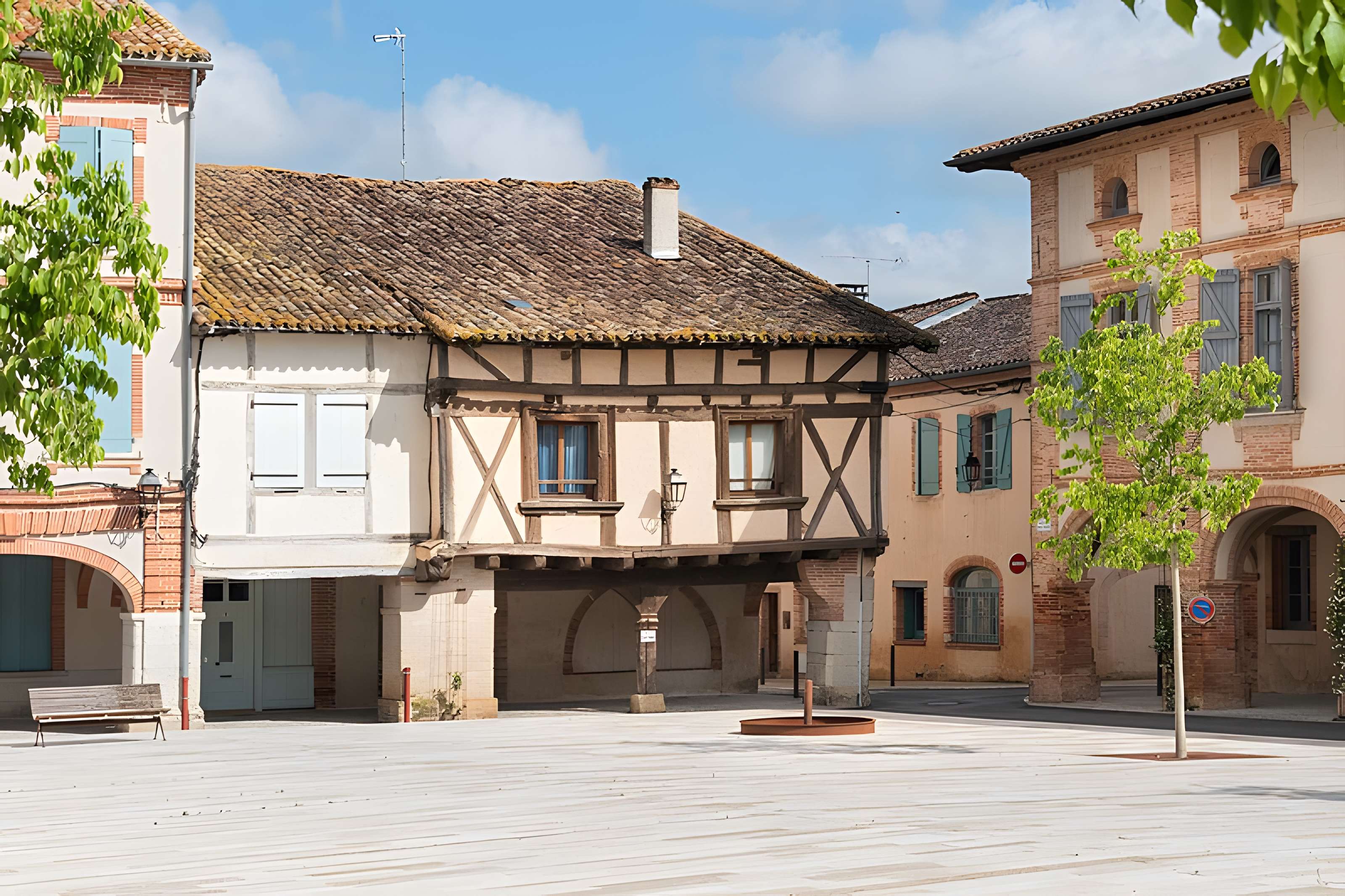 Place des Arcades à Réalville