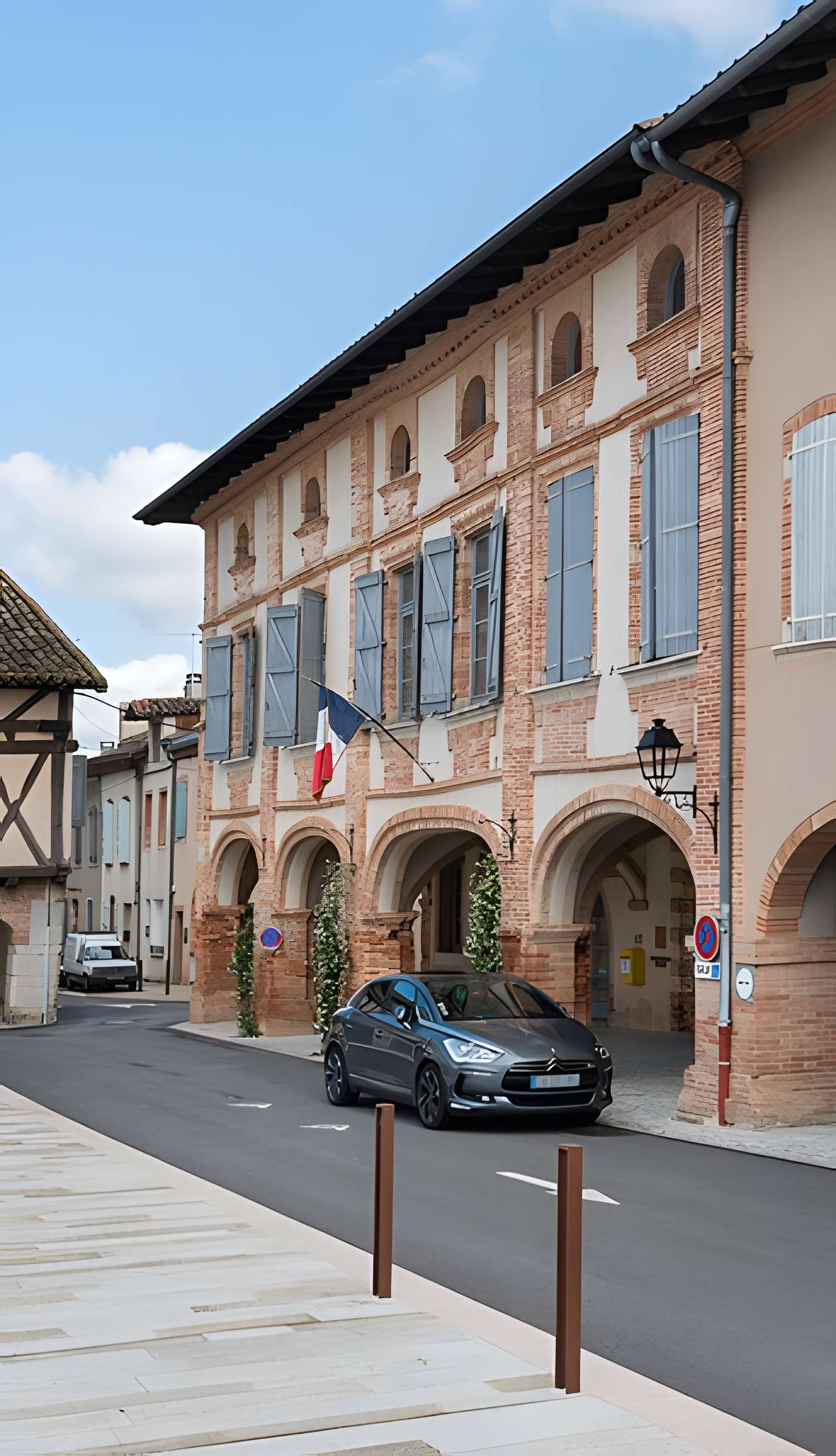 Place des Arcades à Réalville