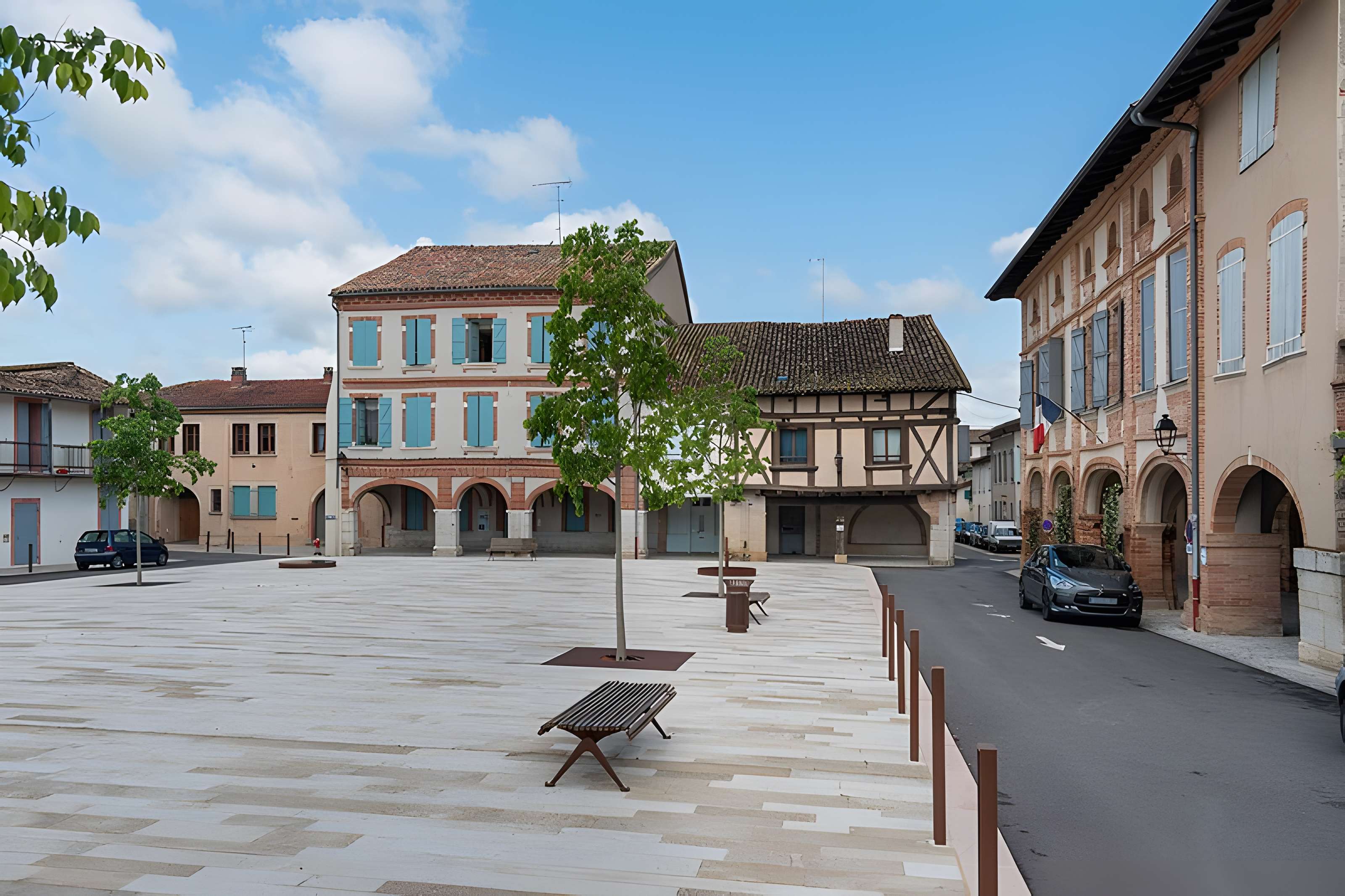Place des Arcades à Réalville