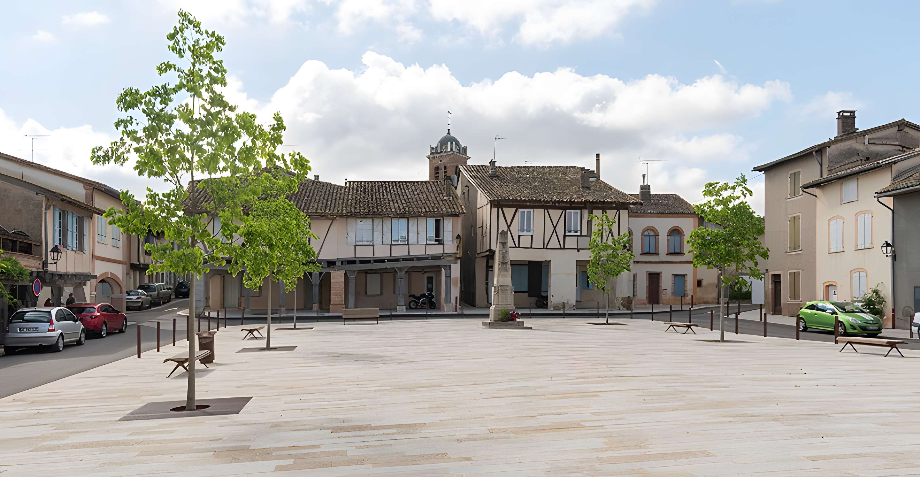 Place des Arcades à Réalville