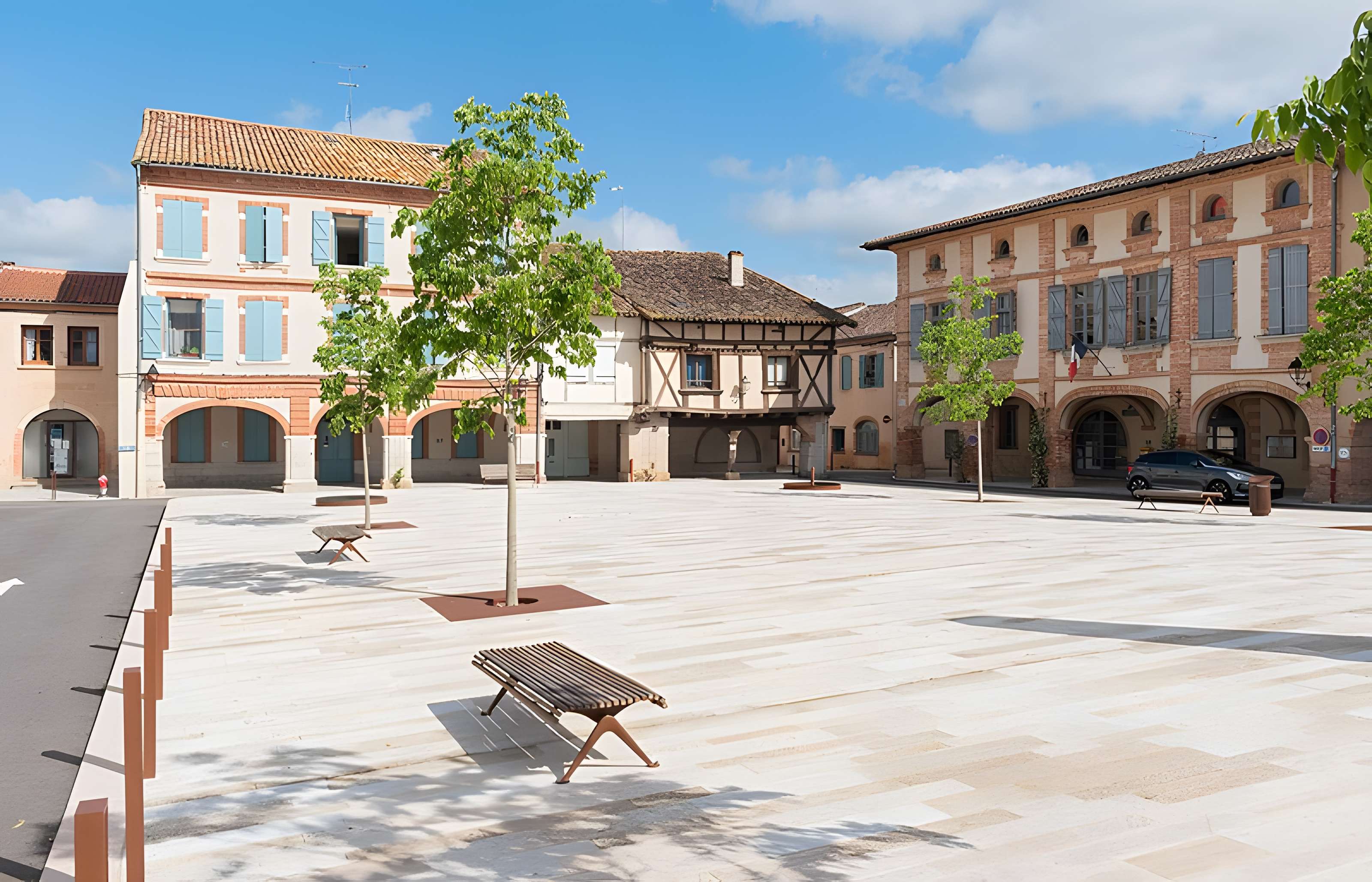 Place des Arcades à Réalville