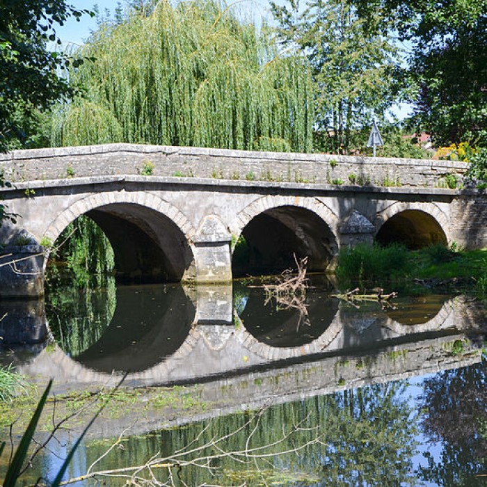 Photo de Pont du XVIIIe siècle en pierre de cinq arches
