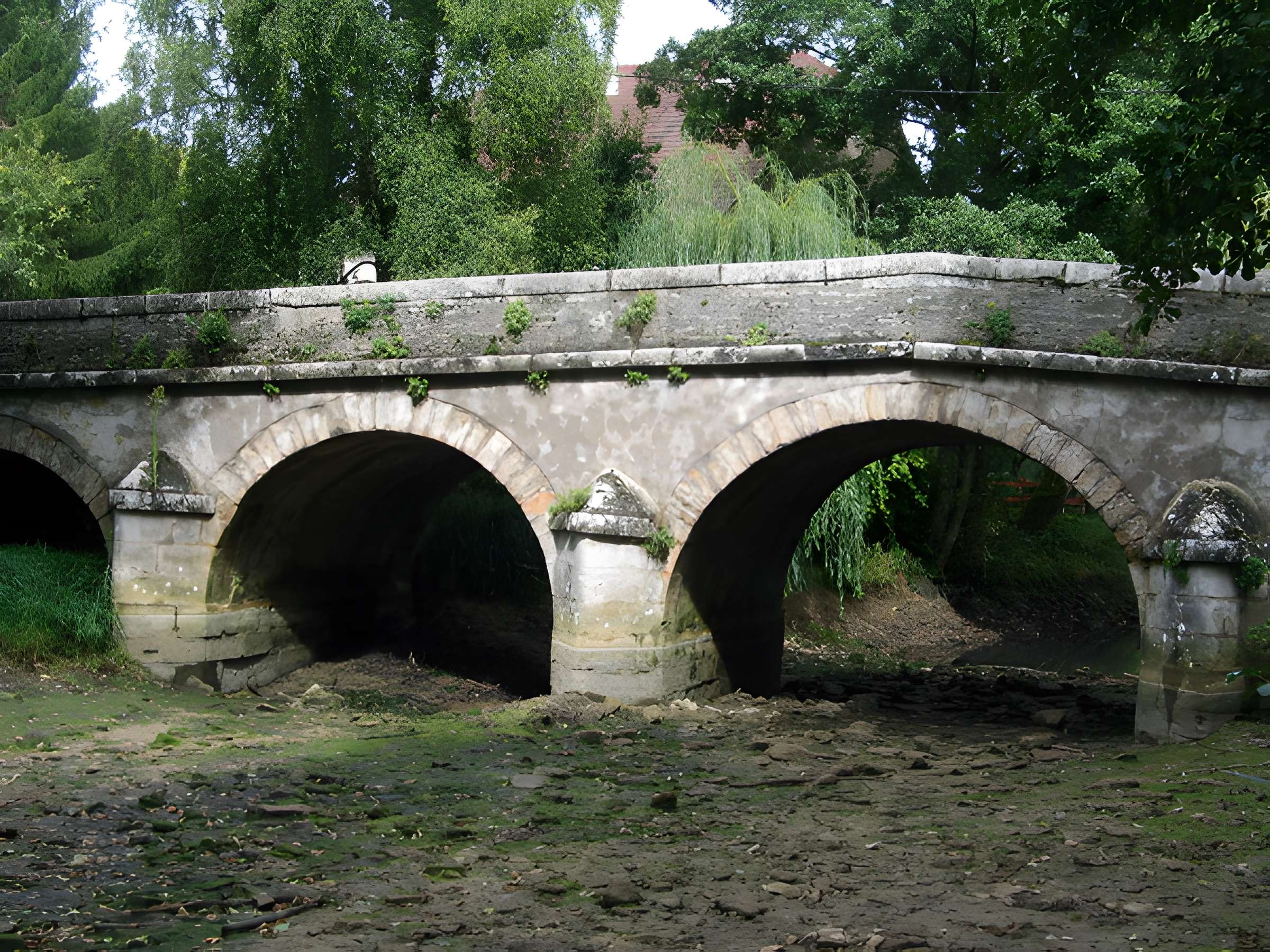 Pont du XVIIIe siècle en pierre de cinq arches