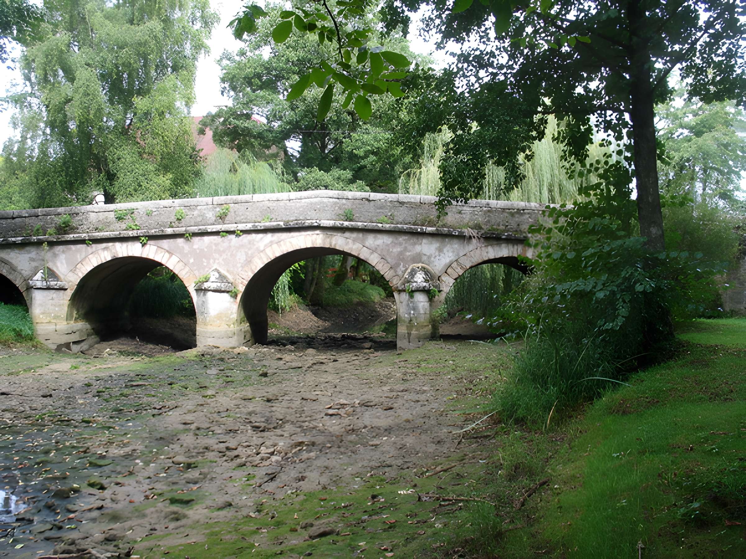 Pont du XVIIIe siècle en pierre de cinq arches