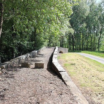 Pont de Laval à Puycelsi