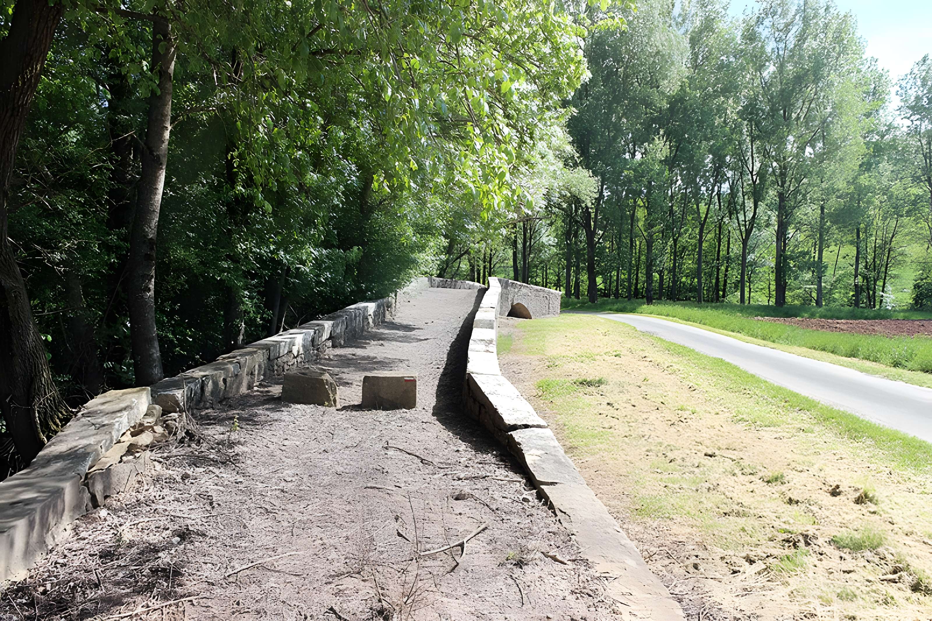 Pont de Laval à Puycelsi