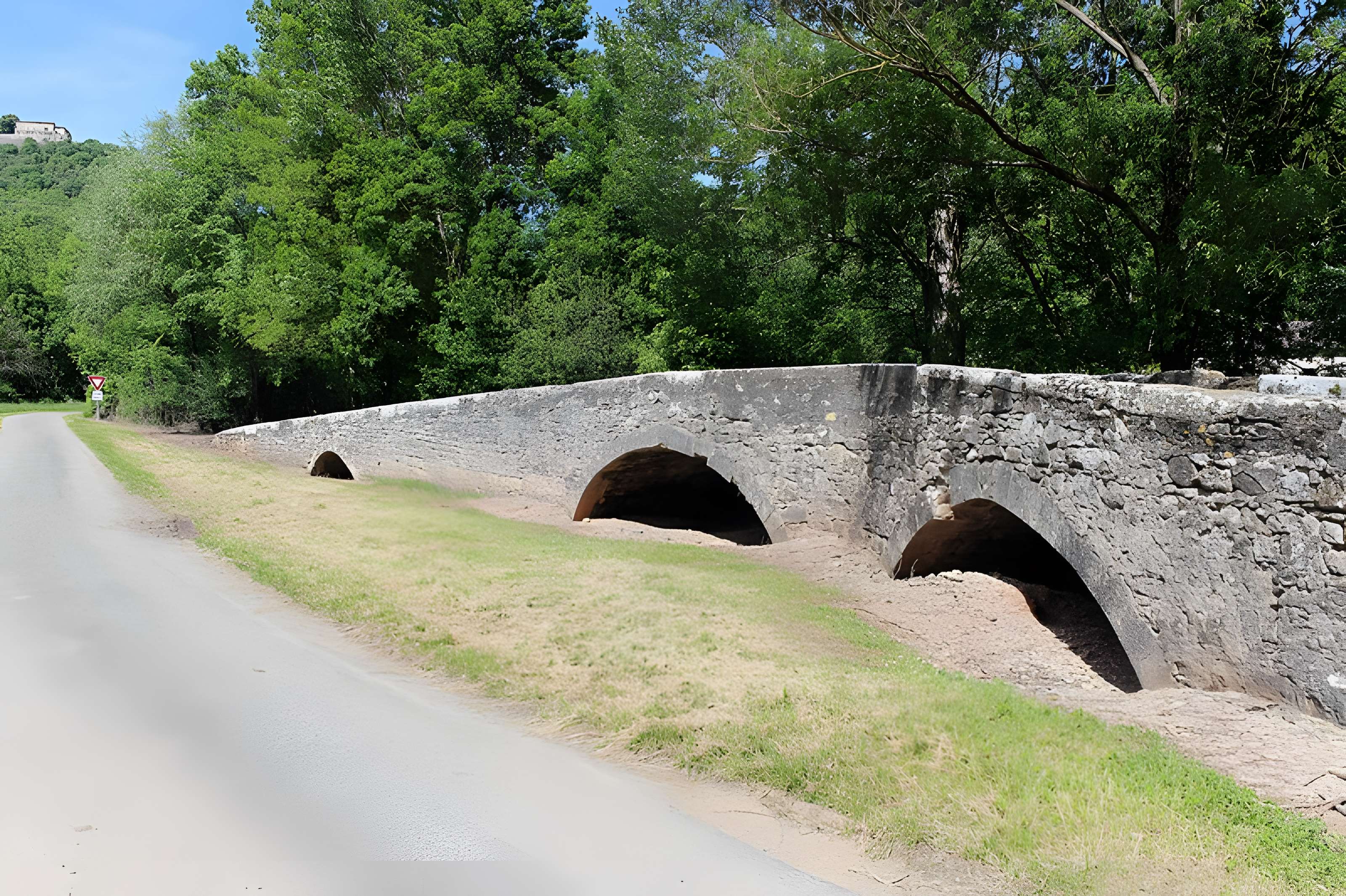 Pont de Laval à Puycelsi