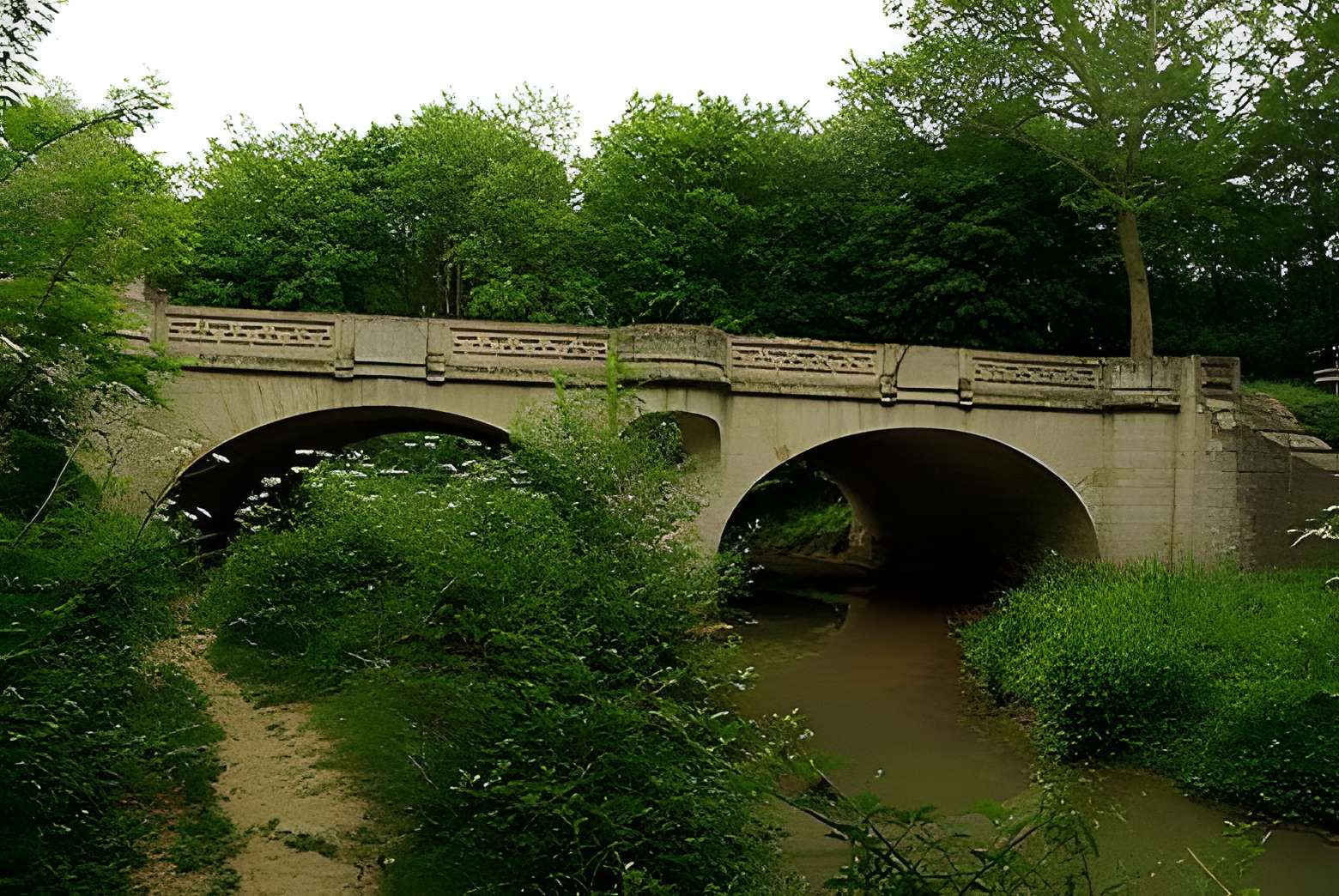 Pont de pierre de Monéteau 
