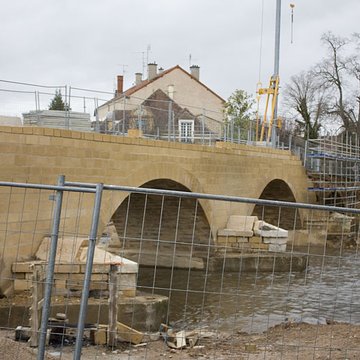 Pont de pierre sur le Sornin de Charlieu