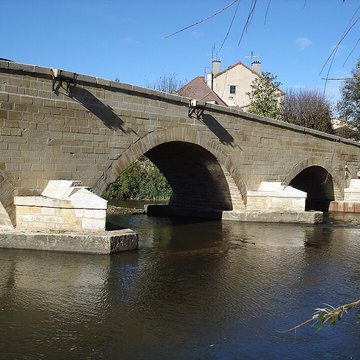 Pont de pierre sur le Sornin de Charlieu