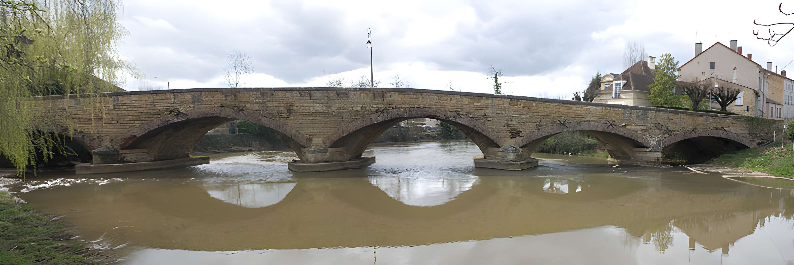 Pont de pierre sur le Sornin de Charlieu
