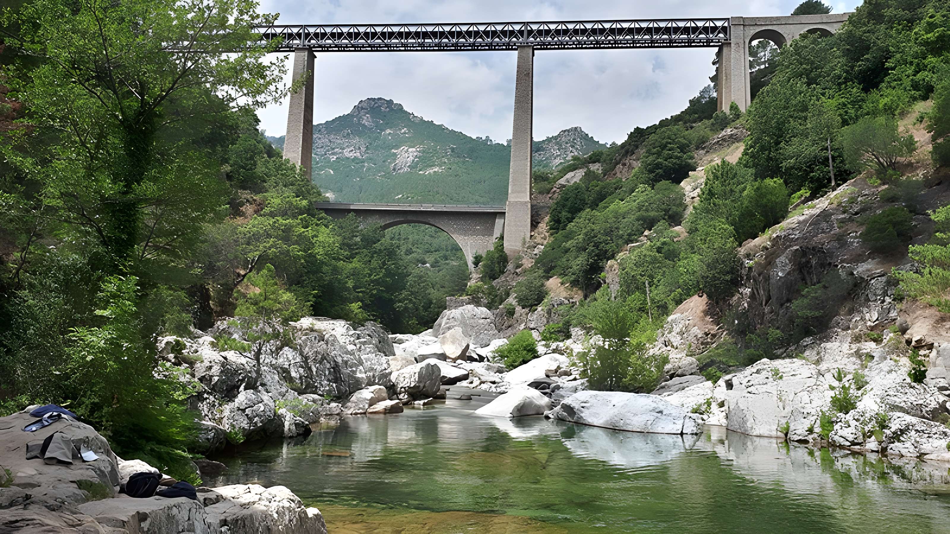 Viaduc sur le Vecchio ou pont Eiffel (également sur commune de Vivario)