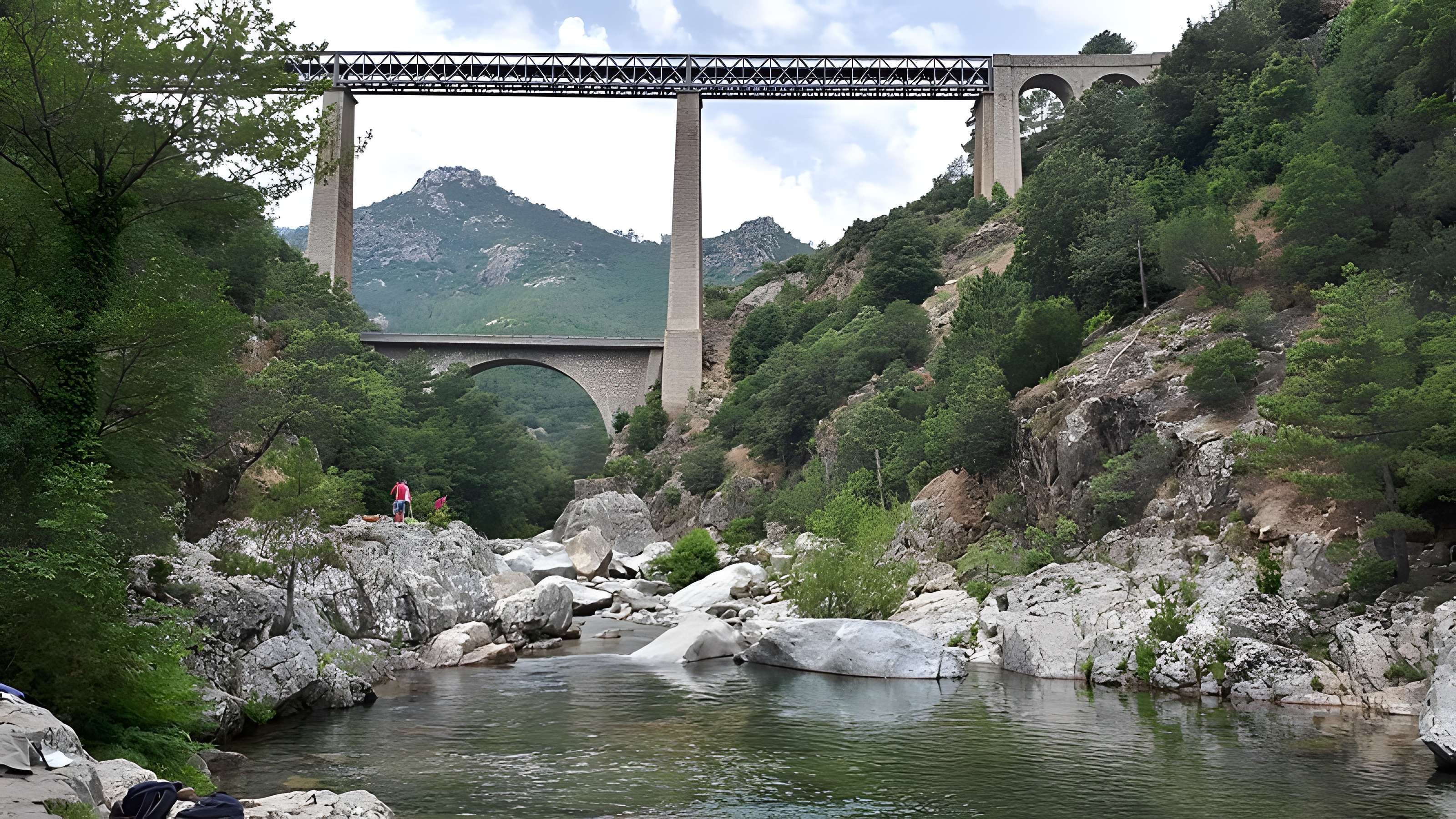 Viaduc sur le Vecchio ou pont Eiffel (également sur commune de Vivario)