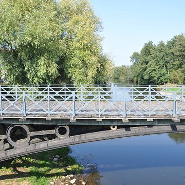 Pont métallique sur la rivière La Lanterne à Bourguignon-lès-Conflans