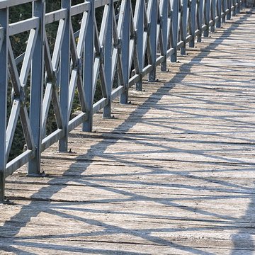 Pont métallique sur la rivière La Lanterne à Bourguignon-lès-Conflans
