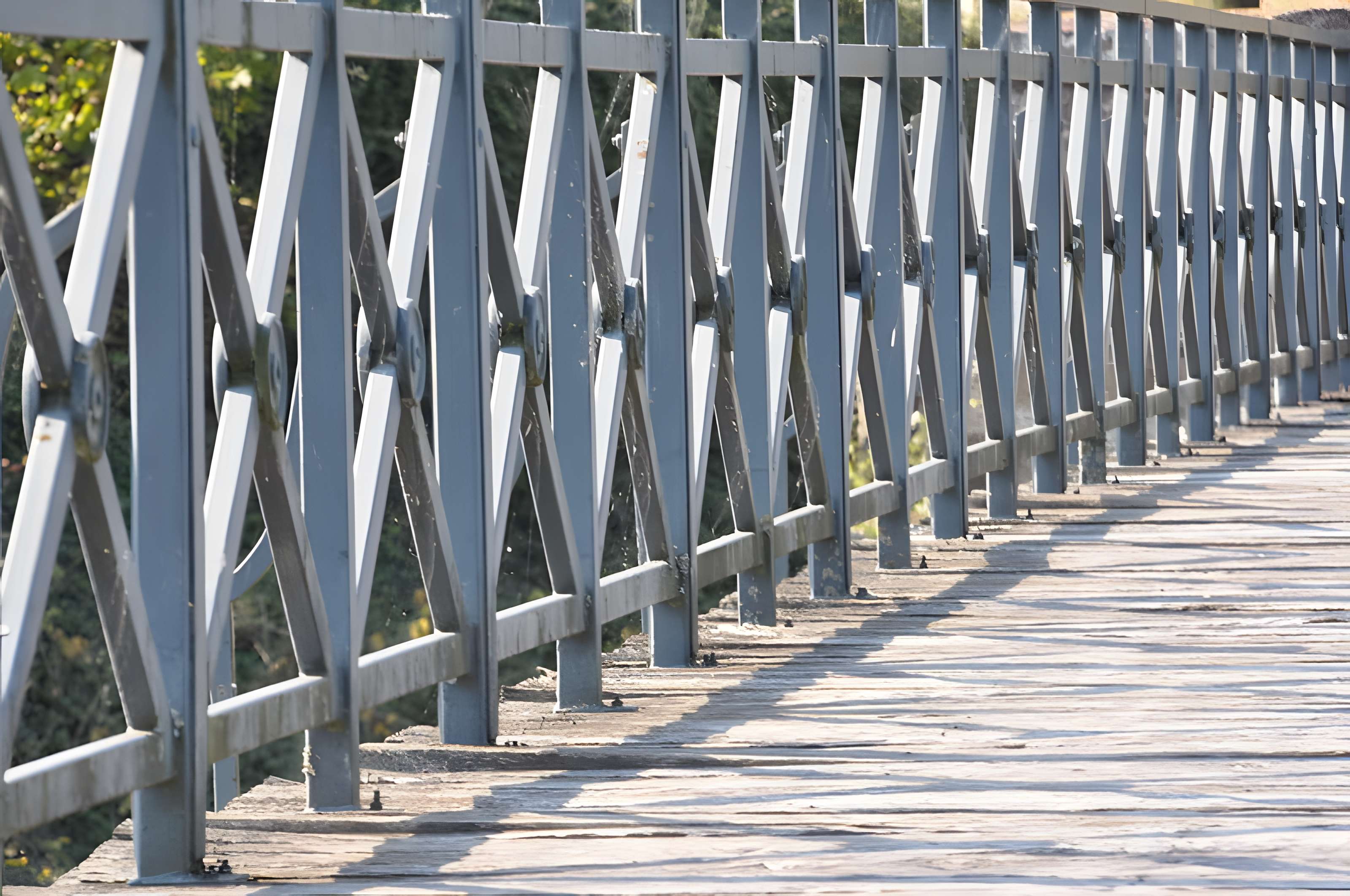 Pont métallique sur la rivière La Lanterne à Bourguignon-lès-Conflans
