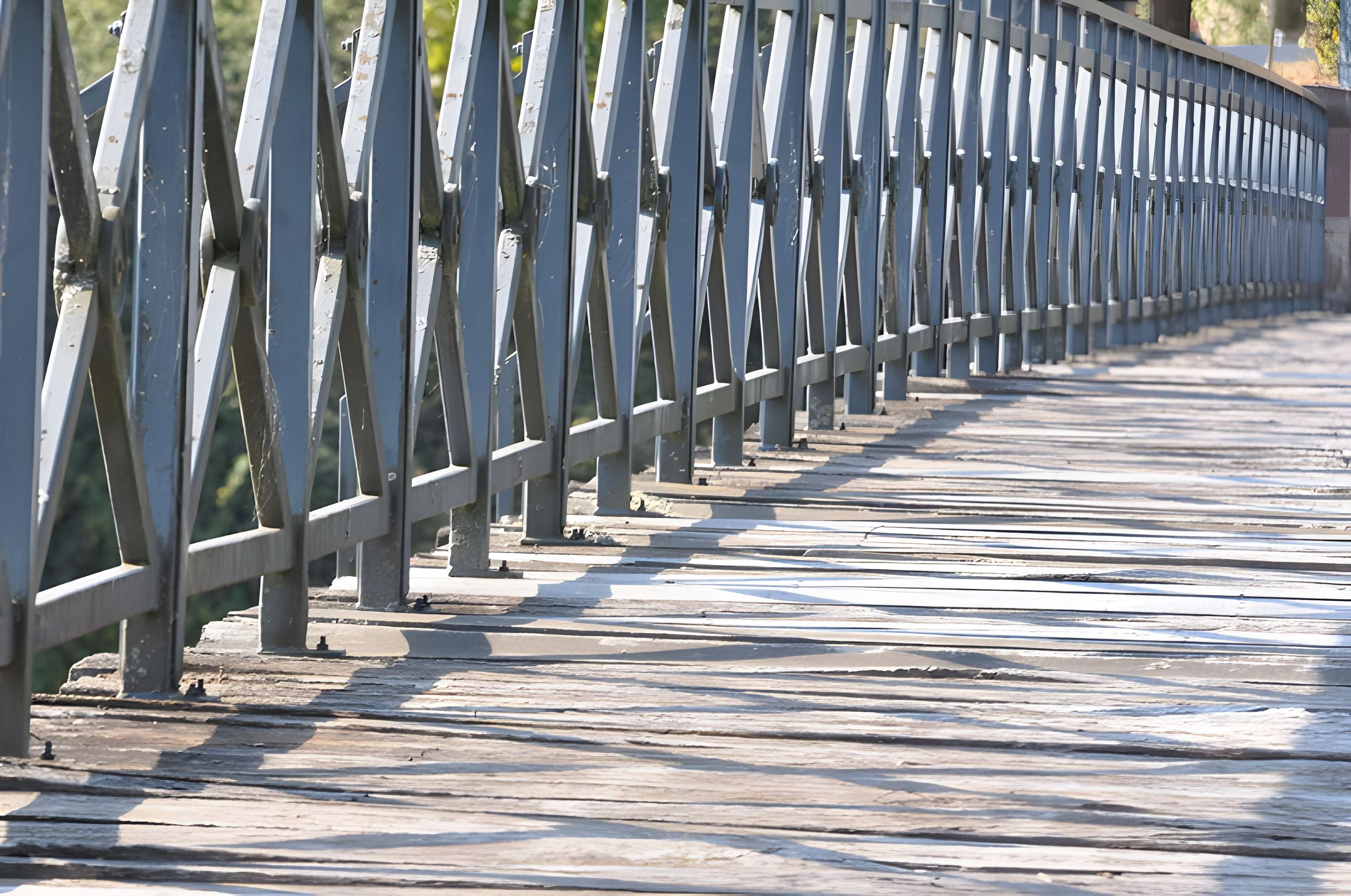 Pont métallique sur la rivière La Lanterne à Bourguignon-lès-Conflans