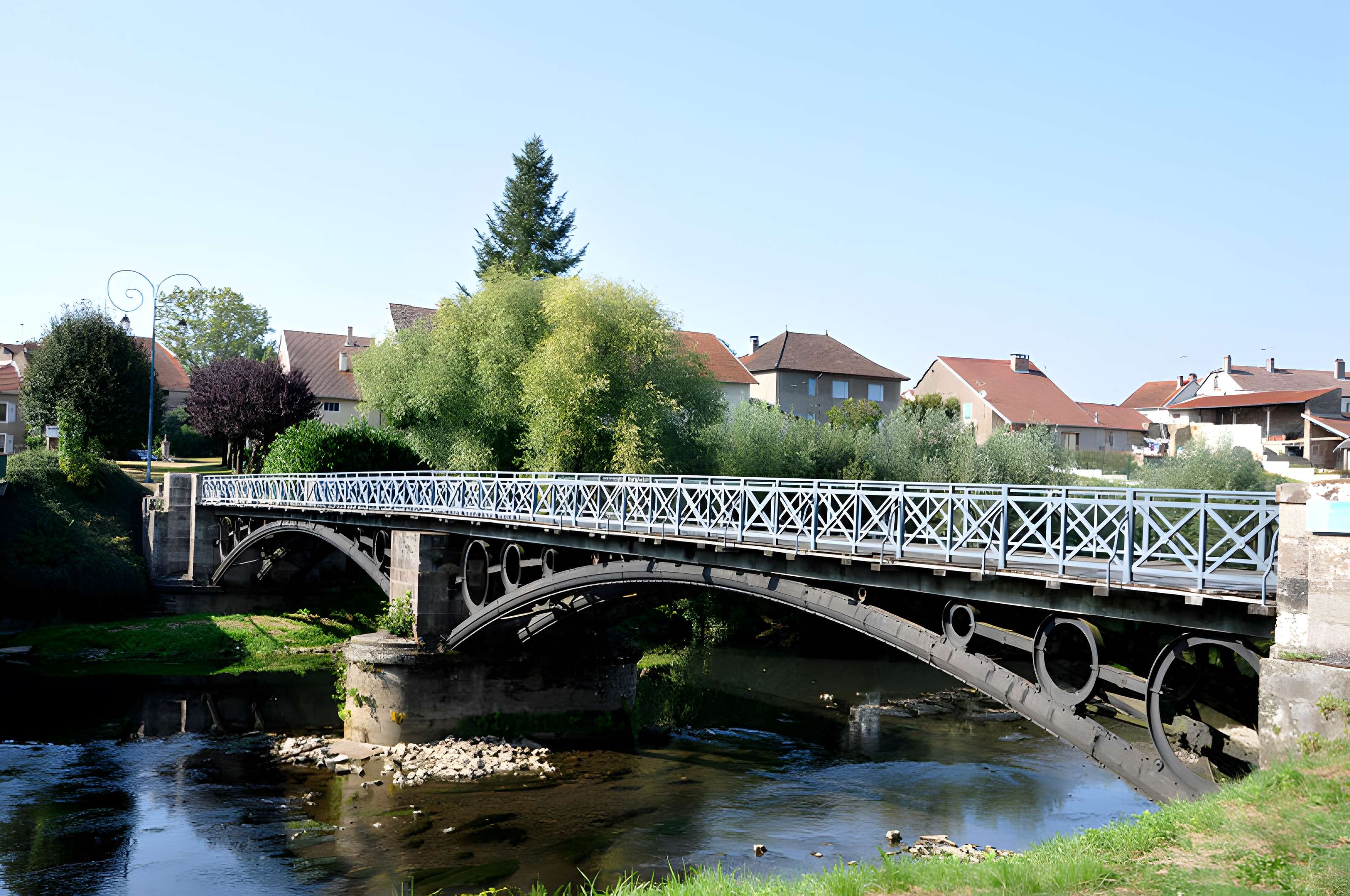 Pont métallique sur la rivière La Lanterne à Bourguignon-lès-Conflans