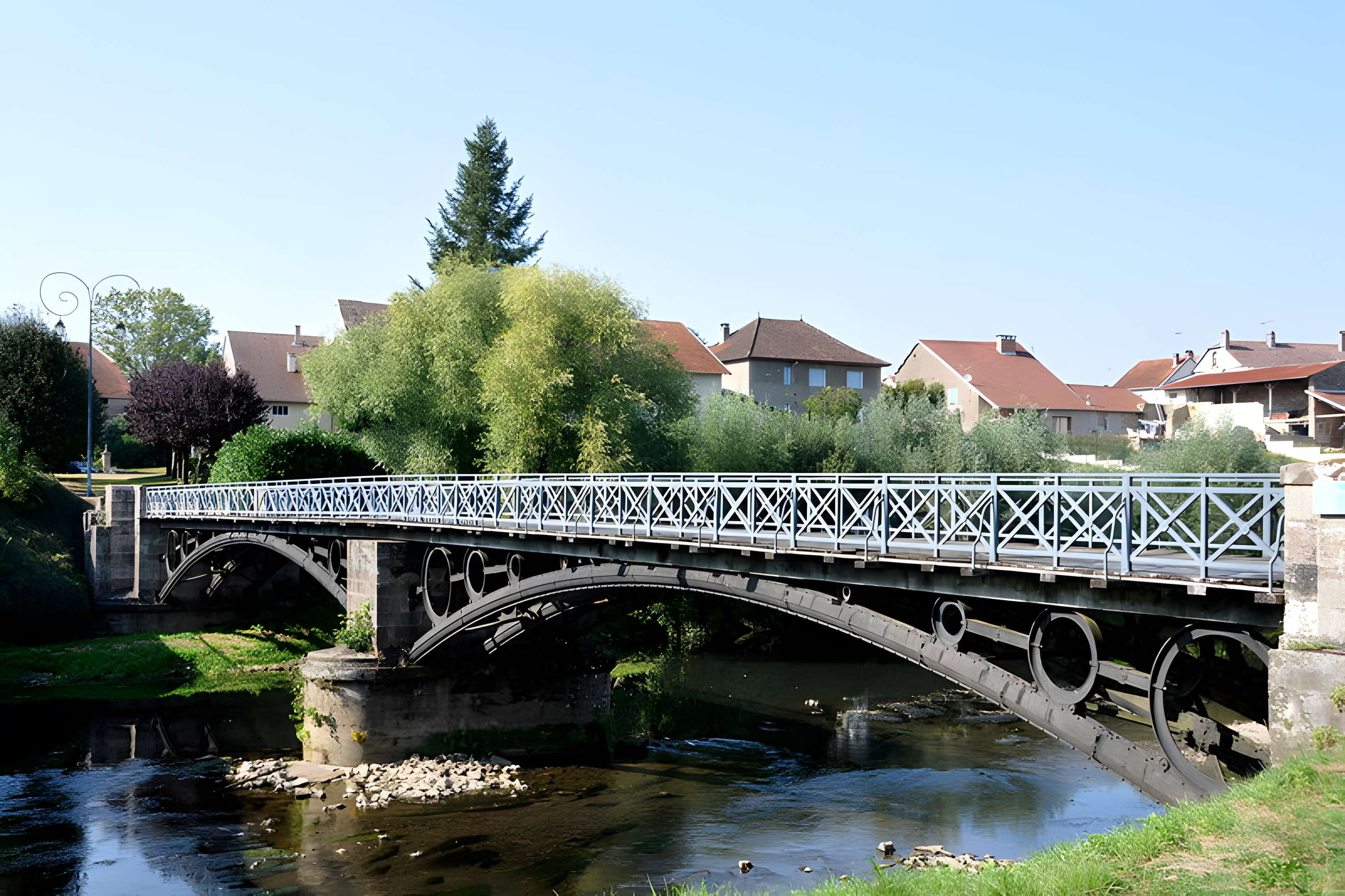 Pont métallique sur la rivière La Lanterne à Bourguignon-lès-Conflans