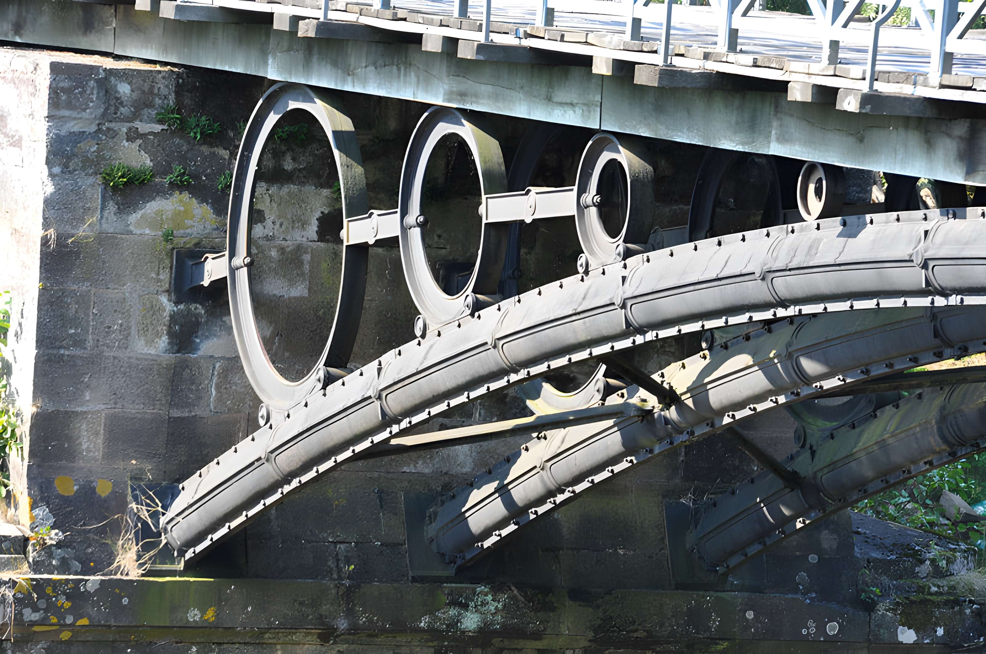 Pont métallique sur la rivière La Lanterne à Bourguignon-lès-Conflans