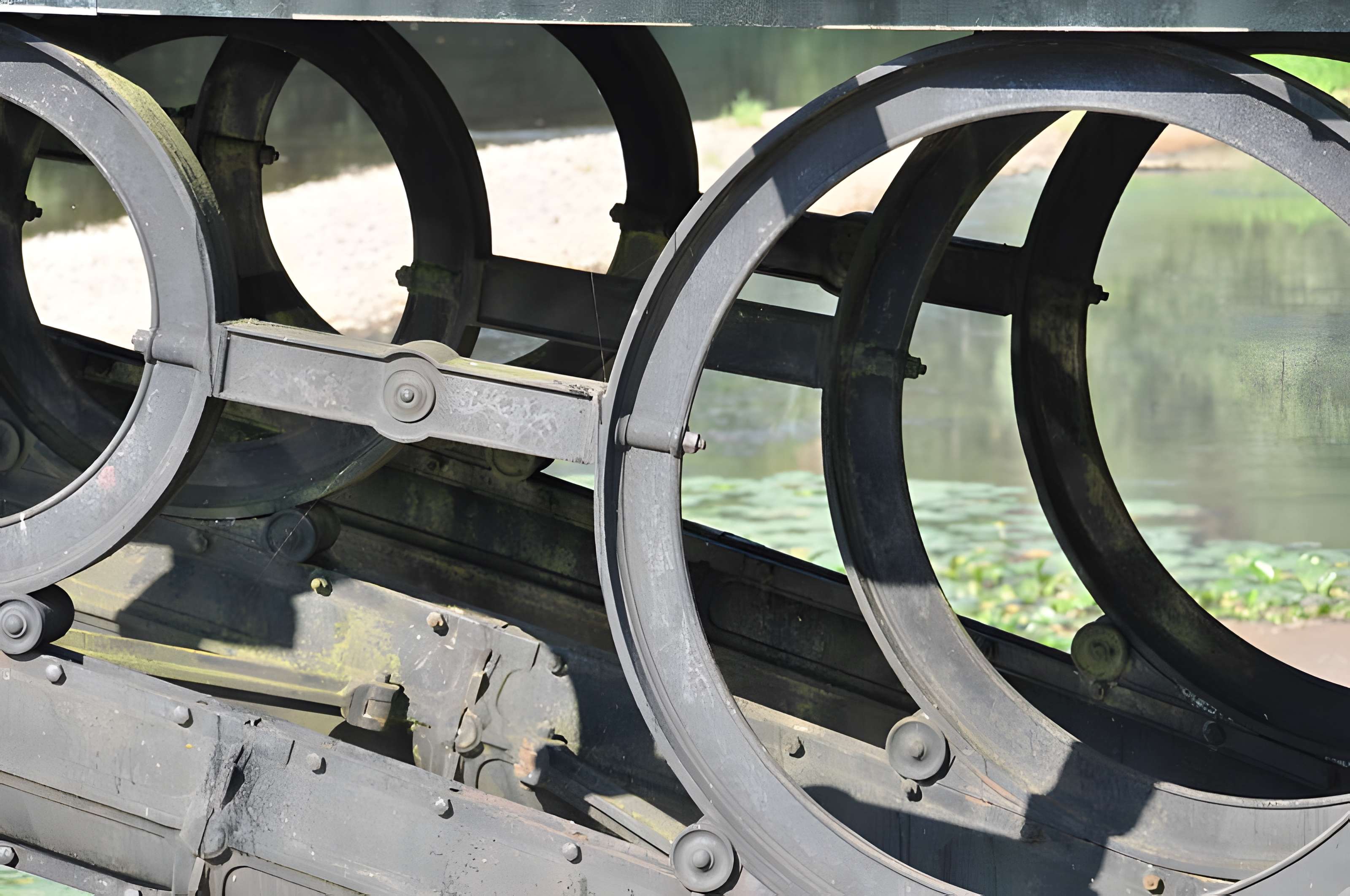 Pont métallique sur la rivière La Lanterne à Bourguignon-lès-Conflans