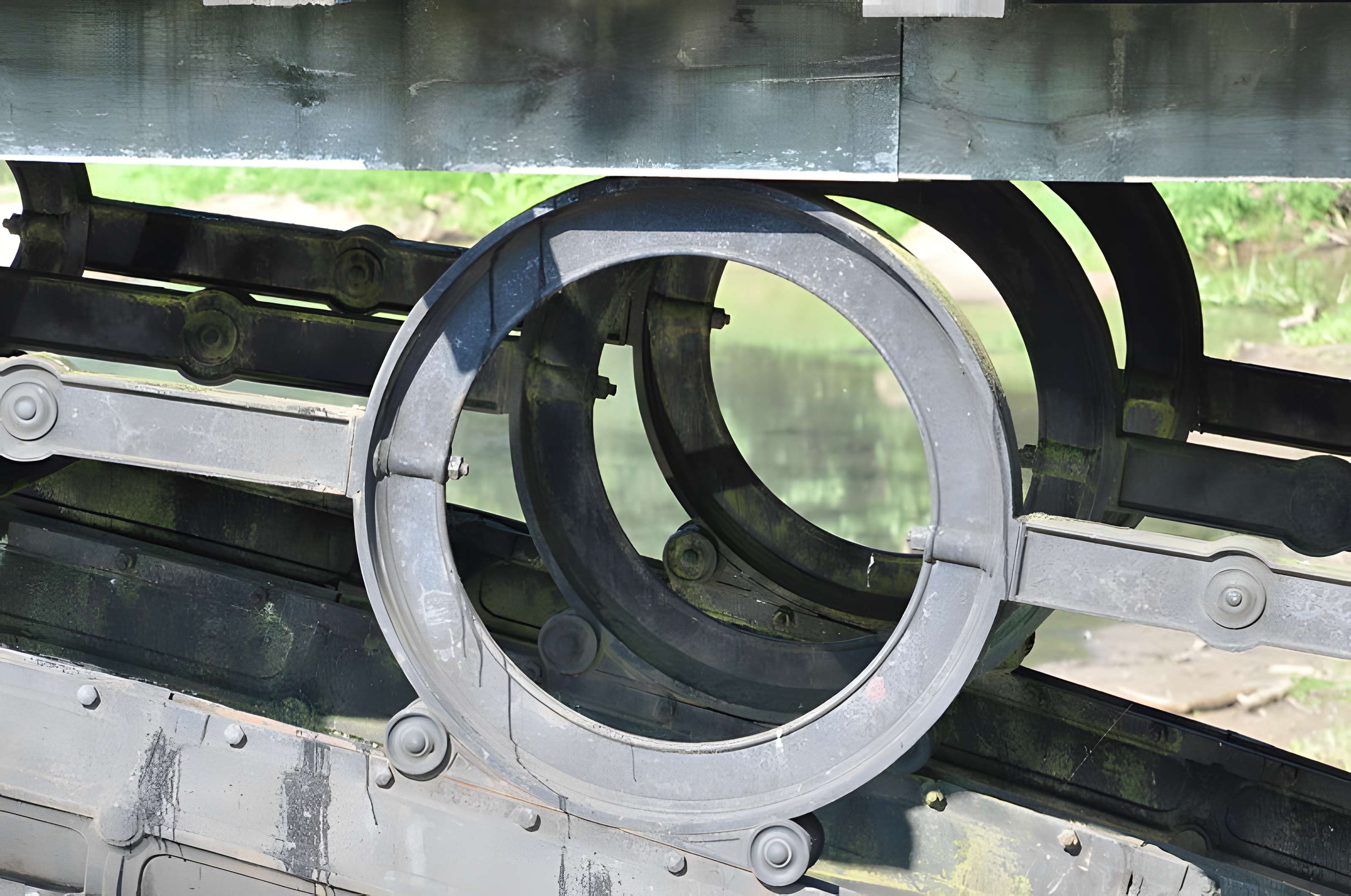 Pont métallique sur la rivière La Lanterne à Bourguignon-lès-Conflans